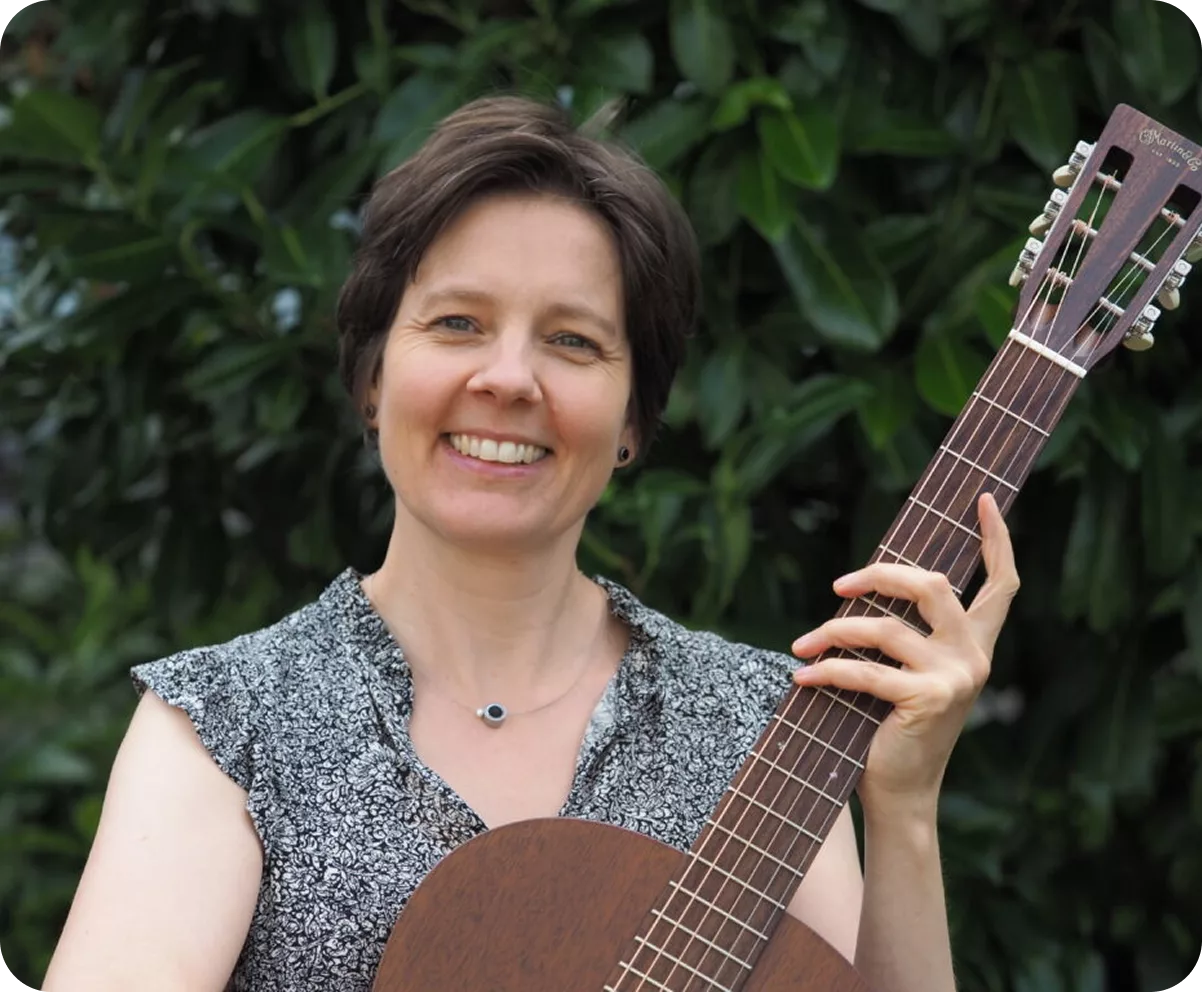 Almut Späth with guitar